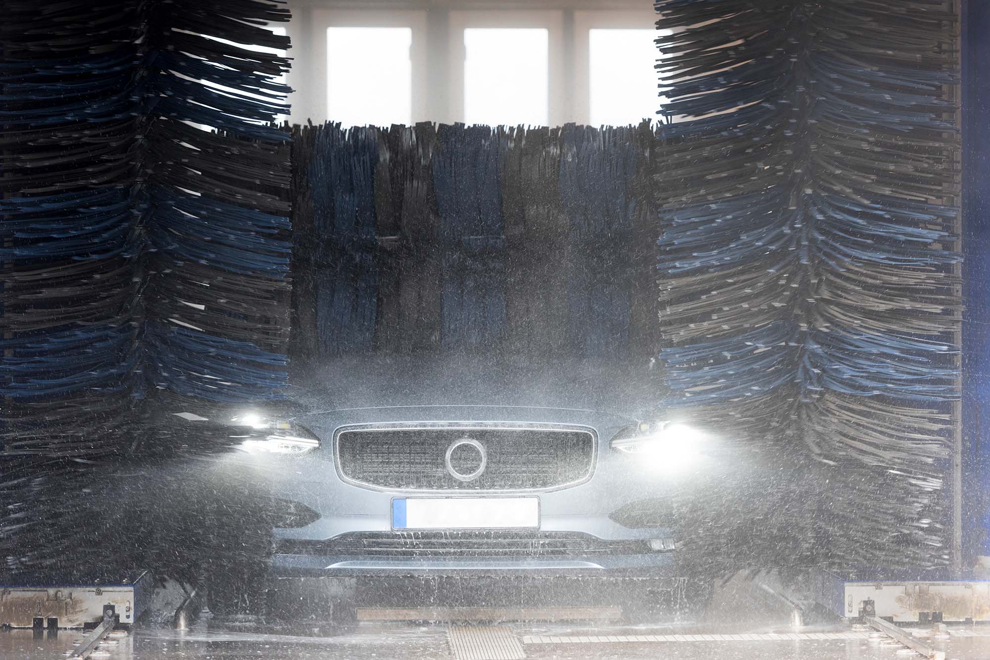 En bil som kör genom en biltvätt