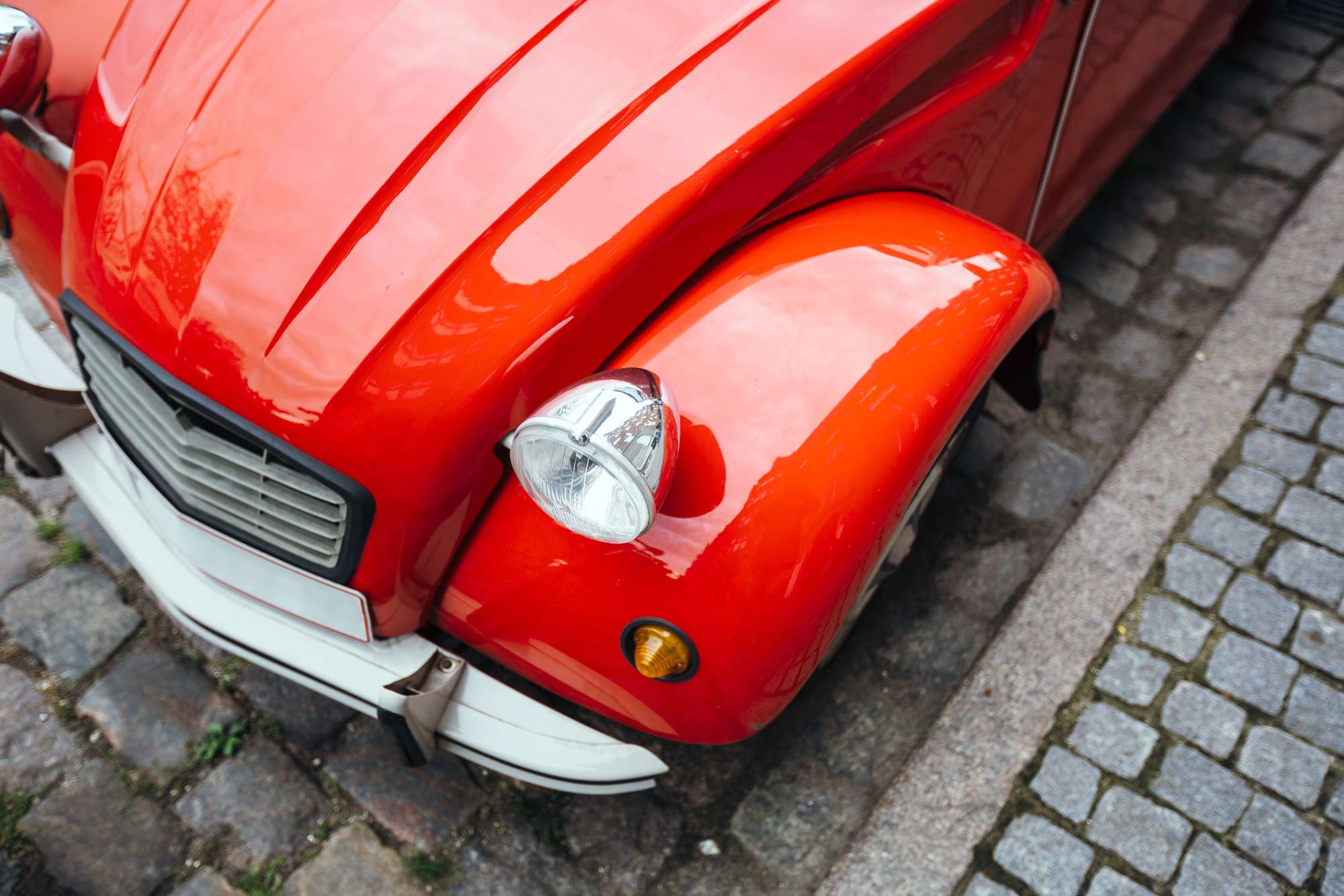 En vaxad röd äldre bil som blänker